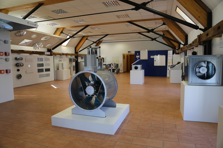 Virtueller Rundgang Seehof: Auch bei der Systemair GmbH gab es durch Corona einen digitalen Sprung. Unter anderem gibt es einen virtuellen Rundgang durch den neuen Showroom im Systemair Schulungszentrum „Seehof“. 
 