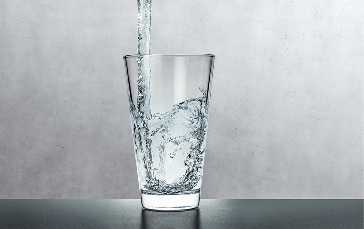 Trinkwasser ist, auch im Sinne der Trinkwasserverordnung, nie steril. Immer sind darin natürlich vorkommende Mikroorganismen enthalten, die sich in der Trinkwasseranlage aber nicht unkontrolliert vermehren dürfen.