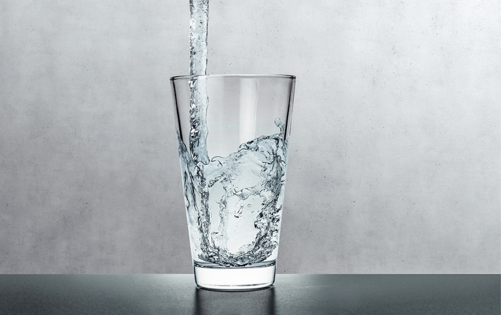 Trinkwasser ist, auch im Sinne der Trinkwasserverordnung, nie steril. Immer sind darin natürlich vorkommende Mikroorganismen enthalten, die sich in der Trinkwasseranlage aber nicht unkontrolliert vermehren dürfen. - © Bild: Viega
