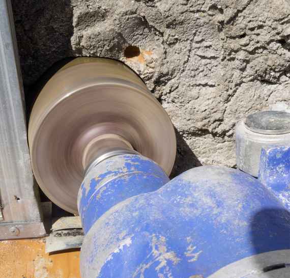 Die Kernbohrung ist schnell gesetzt. Wie aber dichtet man anschließend eine Hauseinführung professionell ab?