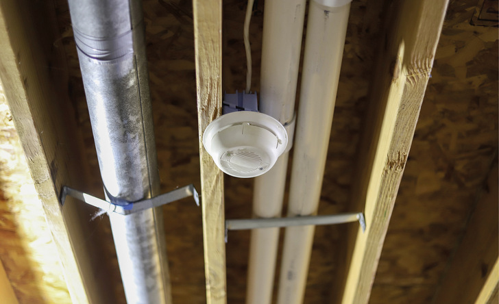 Immerhin, ein Feuermelder. Aber die restliche Konstruktion und Leitungsführung unter der Decke erzeugt schon leichte Sorgenfalten beim Betrachter.