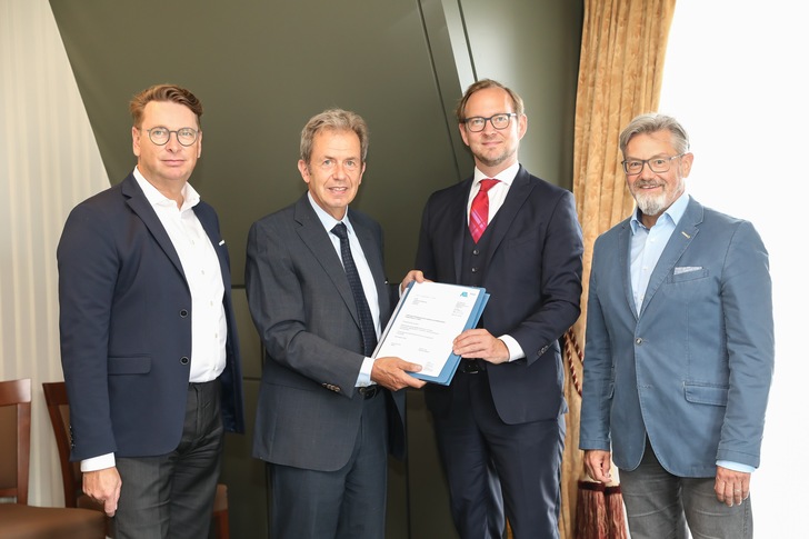 Nach der Vetragsunterzeichnung (v.l.n.r.): Matthias Trunk (Mitglied des ASUE-Präsidiums und Vorstandsmitglied der GASAG), Jürgen Stefan Kukuk (ASUE-Geschäftsführer), Dr. Volker Bartsch (Repräsentant Berlin des DVGW e. V.) und Hans-Joachim Polk (ASUE-Präsident und Vorstand Infrastruktur & Technik bei der VNG AG).