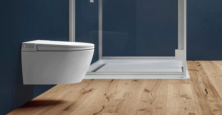 Steuern lässt sich das Dusch-WC entweder ­manuell am seitlichen Toilettenrand oder mit der Infrarot-Fernbedienung, die im Lieferprogramm enthalten ist.