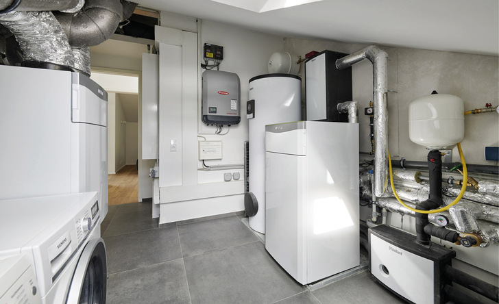 Die Fachhandwerker von Burmester aus Neuwied konzentrierten die Haustechnik komplett in der sehr knapp bemessenen Dachheizzentrale.