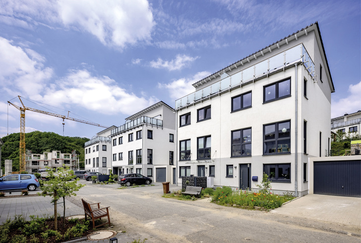 Tritt der sich abzeichnende starke Klimawandel ein, wird sich in Deutschland die Anzahl der heißen Tage und Tropennächte bis 2050 verdoppeln. Das hat Folgen für die künftige Ausstattung von Gebäuden.