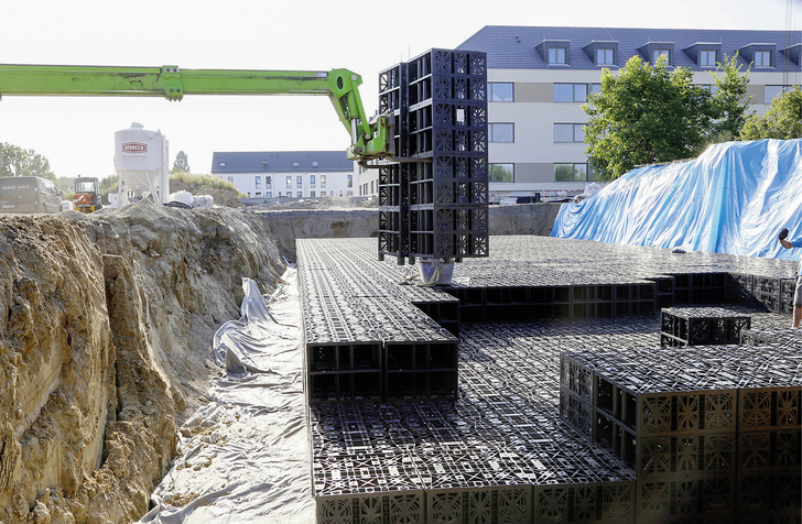 Bei der wassersensitiven Zukunftsstadt wird der natürliche Wasserkreislauf mehr Berücksichtigung finden. Hierzu soll das Niederschlagswasser bevorzugt direkt vor Ort versickert oder verdunstet werden.