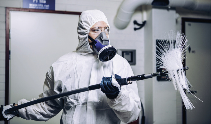 Mit diesen Reinigungsgeräten lassen sich, ausgehend von ­einer Öffnung, bis zu 
75 m Luftleitung in einem Stück säubern.