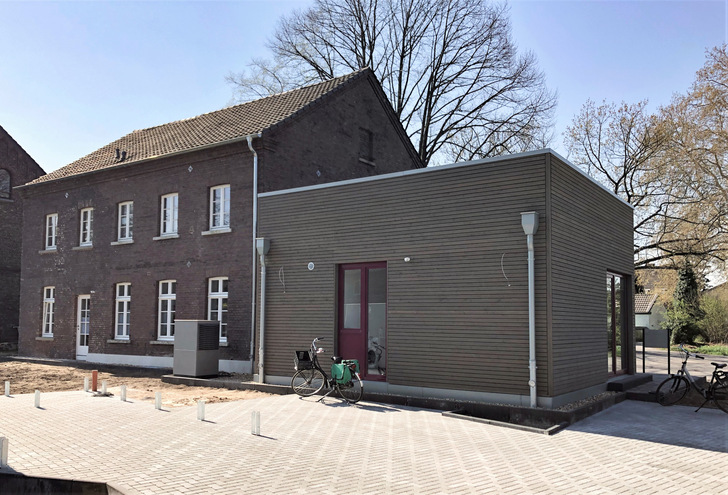 Bild 1: Bei der Sanierung und Erweiterung dieses denkmalgeschützten Wohnhauses in Duisburg wurde eine Luft/Wasser-Wärmepumpe mit einer 240-m²-Fußbodenheizung kombiniert. Ein Kunststoff-Wärmespeicher sorgt für die hydraulische Entkopplung von Wärmeerzeuger- und Heizkreislauf.