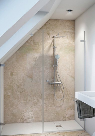 Beispiel für eine Modernisierung: Hier stand einmal eine Badewanne, ehe die komfortable Dusche eingebaut wurde.
 