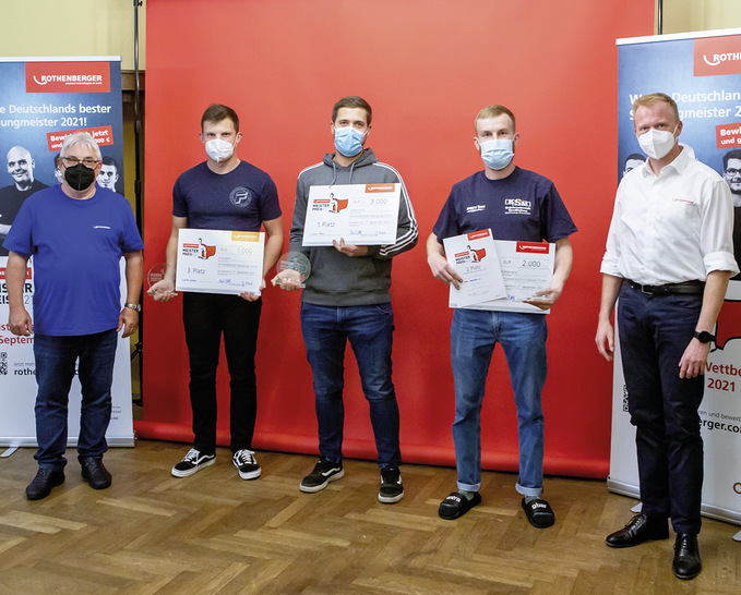 Siegerehrung beim diesjährigen Rothenberger Meisterpreis nach einem spannenden Wettkampftag am 17. September 2021 (v. l.): Josef Bock (SHK-Leistungszentrum Schweinfurt), Moritz Niebler (3. Platz), Gewinner Lukas Heym, Paul Schärschmidt (2. Platz) und Thorsten Bühl (Rothenberger). - © Bild: Rothenberger
