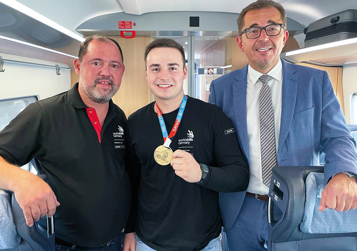 Glückliche Heimfahrt aus Graz (v. r.) : ZVSHK-Präsident Michael Hilpert spricht Goldmedaillengewinner Simon Dorndorf und André Schnabel seine Anerkennung über die herausragende Leistung bei den EuroSkills 2021 aus.