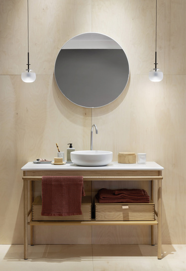 Mya ist eine von burgbad herausgegebene Kollektion aus charakteristischen Solitärmöbeln, die alle Sinne anspricht: mit Materialwechseln von warmem Echtholz zu ­glattem Metall und weichem Leder, mit Farben, die den Augen guttun, und einem Design, das trotz formaler Klarheit von starker Emotionalität ist und Bilder von natürlicher Schlichtheit weckt.