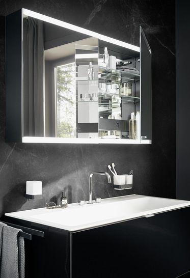 Anders als die alten Glühlampen strahlen Leuchtdioden keine Wärme ab. Die energieeffizienten, flexiblen Leuchtmittel finden sich sowohl in leistungsstarken LED-Strahlern für Innenräume als auch in allen modernen Steh-, Wand- und Deckenleuchten.