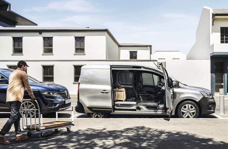 Begrenzter Parkraum: Den neuen Renault Kangoo Rapid zeichnet eine üppig bemessene Ladebreite aus, weil der Lieferwagen auf seiner rechten Seite ohne B-Säule auskommt. - © Bild: Renault
