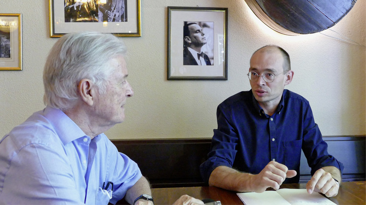 Die Themen Kreislauffähigkeit, graue Energie über Lieferketten sowie eine ganzheitliche CO 2 -Bilanz inklusive Recycling und Entsorgung sind in der Wärmepumpenbranche noch nicht angekommen. Im Gespräch: Dr. Marek Miara vom Fraunhofer ISE (rechts) und Wolfgang Schmid, Fachjournalist für technische Gebäudeausrüstung.