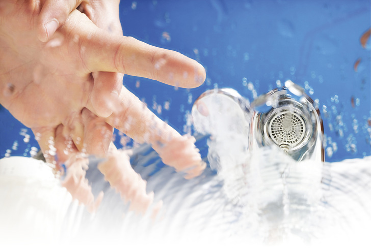 Grauwasser fällt etwa in der Küche und beim Hände­waschen ebenso wie beim Duschen oder Baden an. - © Bild: Getty Images / Philartphace
