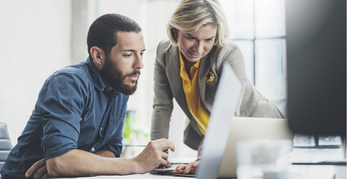 Oftmals arbeiten Angehörige unentgeltlich in Handwerksunternehmen mit, alternativ besteht die Möglichkeit einer formalen Einstellung bzw. Beschäftigung. - © Bild: SFIO CRACHO - stock.adobe.com
