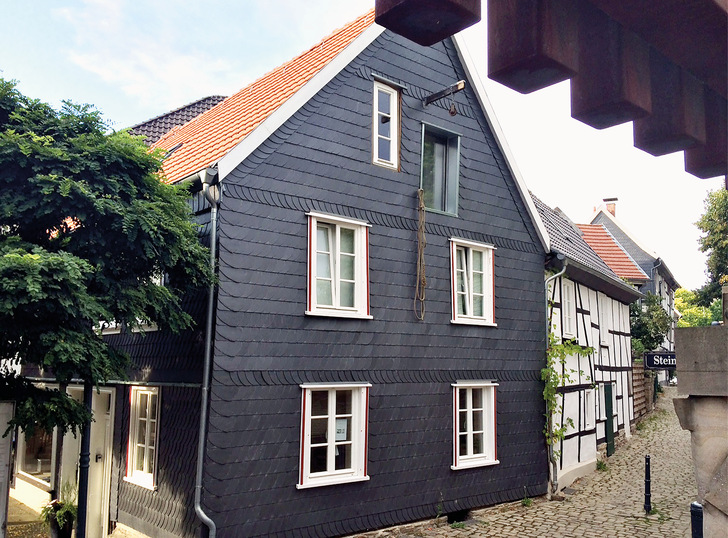 Dieses denkmalgeschützte Wohnhaus in der ­Hattinger  Altstadt   wurde   mit   gebäu­de ­integrierter Solar­thermie ausgestattet. - © Bild: Dr. Tourel / Risse
