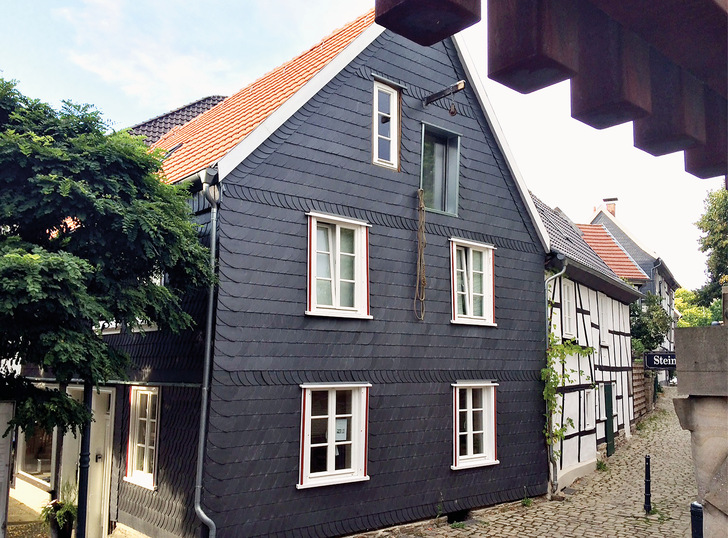 Dieses denkmalgeschützte Wohnhaus in der ­Hattinger  Altstadt   wurde   mit   gebäu­de ­integrierter Solar­thermie ausgestattet.
