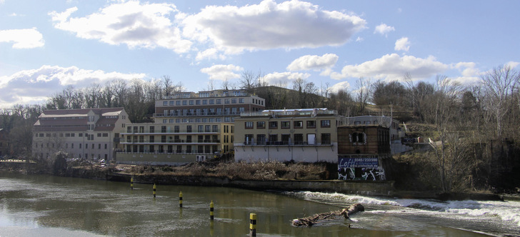 Die ehemalige Kröllwitzer Papierfabrik steht am Saaleufer in Halle. Aktuell befinden sich 35 Wohneinheiten auf dem Areal.