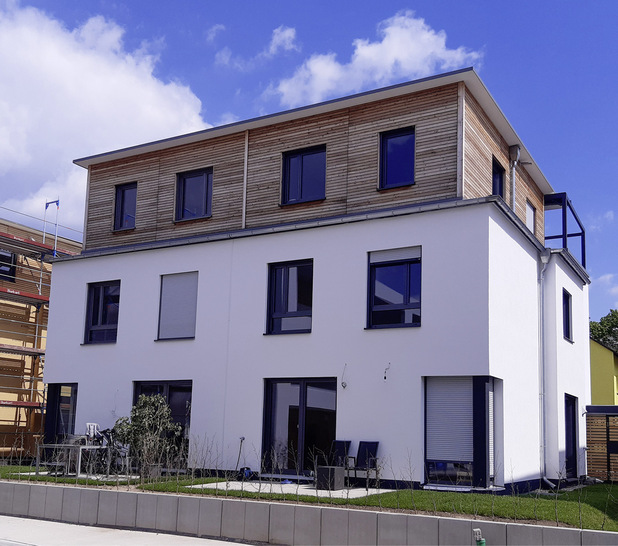 Die ersten Doppelhäuser des neuen Wohnquartiers in Karlsruhe-Knielingen sind bereits bezogen. Insgesamt wurden durch den Bauträger Algabro zwölf Doppelhaushälften  errichtet – ausgestattet mit Wohnraumlüftung, Wärmepumpe, Fußbodenheizung und Badheizkörpern.