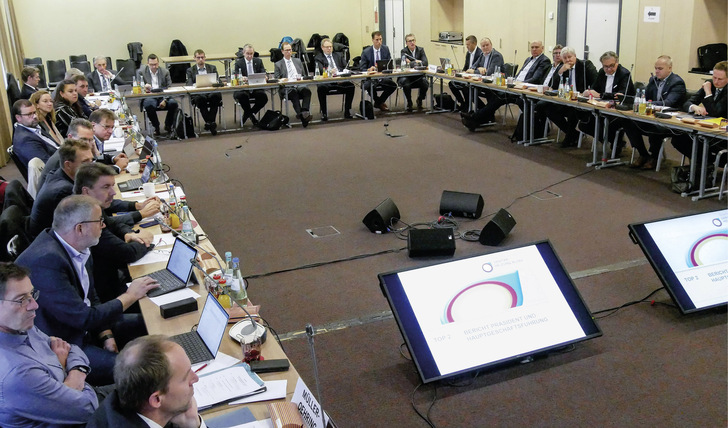 Präsenzveranstaltung in Zeiten der Pandemie: Im November trafen sich die Vertreter der 17 Landesverbände und des ZVSHK zur Mitgliederversammlung in Frankfurt/Main.