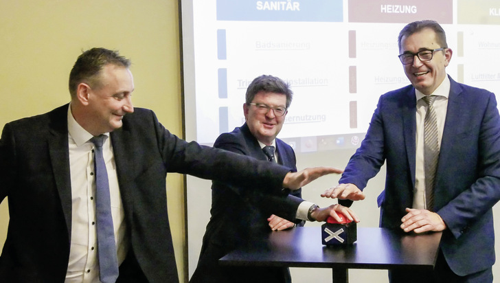 Symbolisches Startsignal auf der Mitgliederversammlung (v. r.): ZVSHK-Präsident Michael Hilpert, Hauptgeschäftsführer Helmut Bramann und Vorstandsmitglied Frank Senger erweitern das Service- und Wartungsportal um weitere Ausbaustufen.