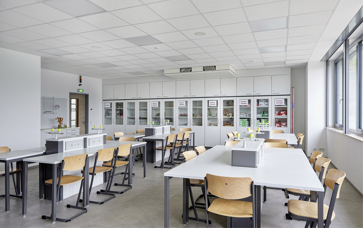 Ideal für Klassenräume: Die Lüftungsgeräte der Serie Duplex Vent eignen sich besonders für den Schulbetrieb, da sie aufgrund des niedrigen Schallpegels kaum wahrgenommen werden und die Konzentration nicht stören.