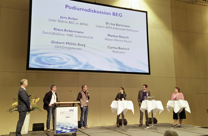 In der Podiumsdiskussion zur BEG fasste Markus Rausch, Geschäftsführer Wasser Wärme GmbH Rausch, die Lage aus Sicht des SHK-Handwerks so zusammen: „Von der Wiege bis zur Bahre – Formulare, Formulare.“