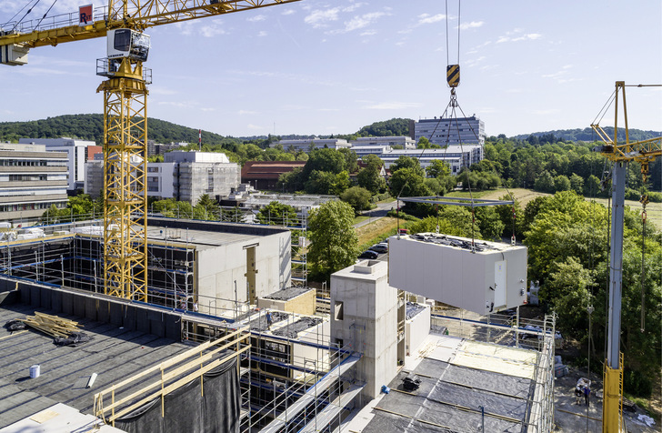 Das Studentenwohnheim in Göttingen ist ein Beispiel für die moderne Hybridbauweise mehrgeschossiger Gebäude aus Beton und Holzmodulen.