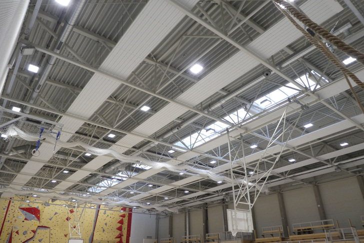 Flexibilität bei der Installation: Deckenstrahlplatten lassen sich in nahezu jede Dachkonstruktion einfügen, auch in Sporthallen.