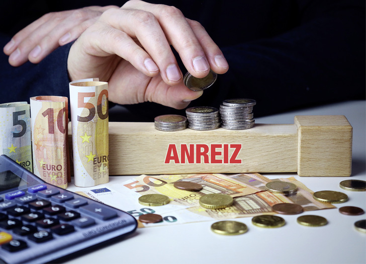 Zu gewissen Anlässen wie rundem Geburtstag, Hochzeit oder Geburt eines Kindes sind Geschenke bis zu einem Betrag von 60 Euro steuer- und sozialversicherungsfrei. Entsprechend kann diese Möglichkeit nur unregelmäßig genutzt werden.