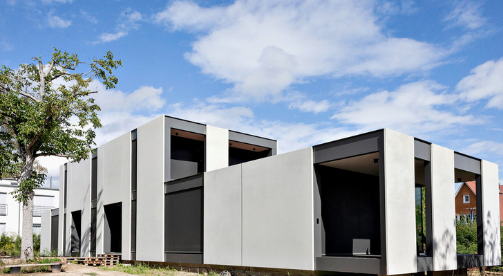 Das Haus von Tomas Fiegl und Beatrice ­Korte ist mit vorgefertigten Bauteilen in modularer Bauweise entstanden. ­Effizient und modular aus­gelegt ist auch die Haustechnik. - © Bild: Kermi / alex fischer
