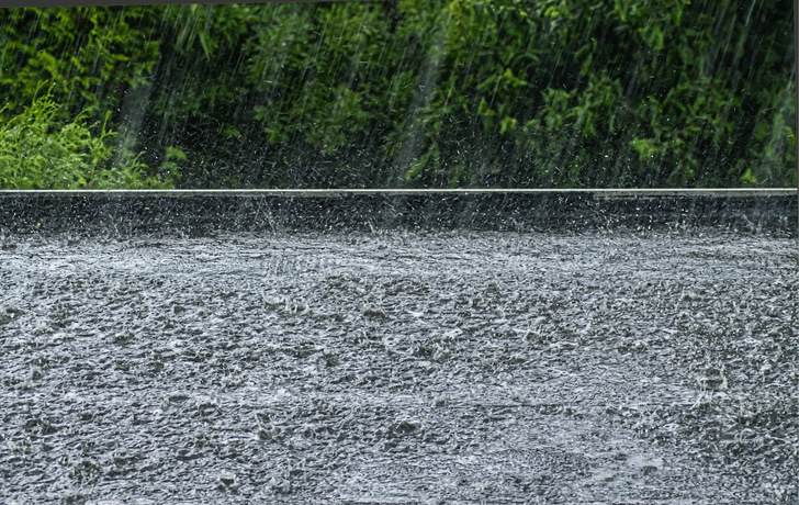 Bei Starkregen sollte das Wasser von Flachdächern schnell, kontrolliert und ohne Rückstau abgeleitet werden.