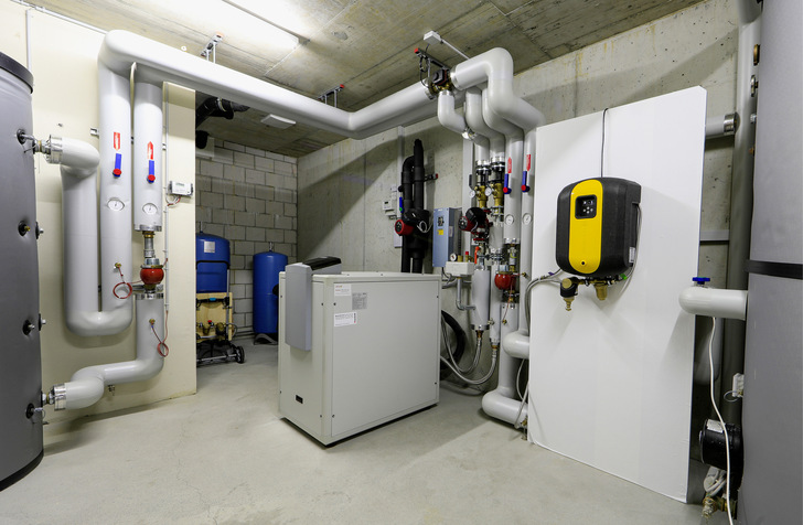 Bild 1: In dieser Heizungsanlage wurde der kompakte Vakuumentgaser SpiroVent Superior S250 installiert. Das Gerät erzeugt das Vakuum über ein Venturi-Rohr in Kombination mit einer drehzahlgesteuerten Kreiselpumpe.