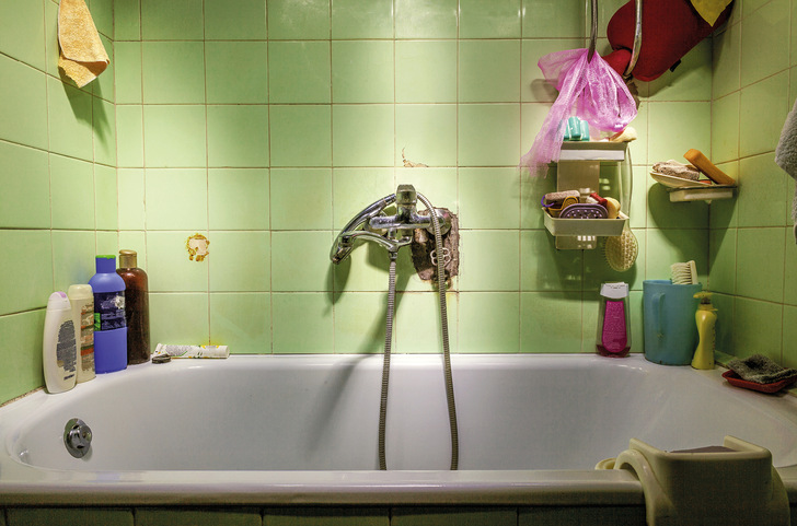 1 Wenn man sich an die erbsengrünen Fliesen mit verschm﻿utzten Fugen aus grauer Vorzeit erinnert, ist die gegenwärtige Angst vor der Farbe im Bad fast begründet.