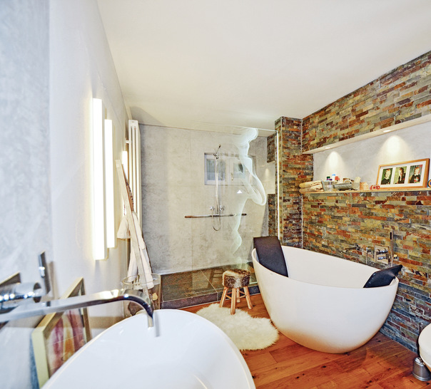 Die Wanne steht fast parallel zur Wand, nur das Kopfteil zur Dusche hin ist etwas in den Raum gerückt. So drängt sich die Wanne nicht direkt in den Vordergrund, sondern bindet sich perfekt in das Raumgefüge ein, das Gesamtbild wirkt ruhig auf den Betrachter.