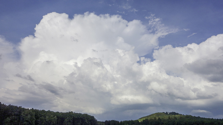 Ein Wetterwechsel kündigt sich an. Kommt nach einer Dürreperiode der ersehnte Regen und fällt er dann heftig, setzt sich die Tragödie fort: Der durchgetrocknete Boden kann die Wassermenge kaum aufnehmen. Regenspeicher mit zeitversetztem Überlauf und andere Retentionsmaßnahmen sind dann hilfreich. - © Bild: König
