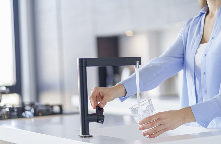 Eine Nachbehandlung von Trinkwasser in der Trinkwasser-Installation ist laut Umweltbundesamt bis auf wenige Ausnahmen nicht notwendig. - © Bild: Goffkein – stock.adobe.com
