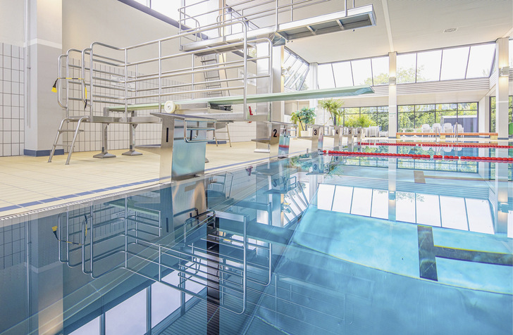 Die Rohrleitungen im Ulmer Westbad, das in den 1960er-Jahren erbaut und 1970 eröffnet wurde, sind alt. Ein besonderes Augenmerk gilt deshalb dem Erhalt der Trinkwasserhygiene. - © Bild: Tomislav Vukosav für Schell
