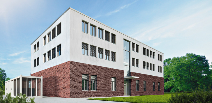 Im Vorfeld wird ein passen­der Aufstellort für das Wärmepumpen-Modul ausgewählt (hier links auf dem Bild). Dieser kann sich auf dem Grundstück neben dem sanierten Gebäude oder auf dem Dach eines Flachbaus, einer Garage etc. befinden.