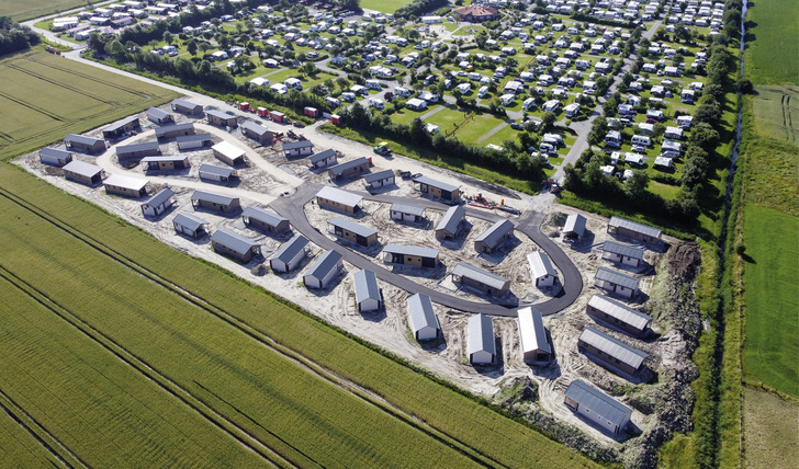 Das Projekt aus der Vogelperspektive: Auf dem Campingplatz Nordsee-Camp Norddeich wurde die Wärmeversorgung für 46 neue Chalets realisiert. - © Bild: Nordsee-Camp Norddeich GmbH
