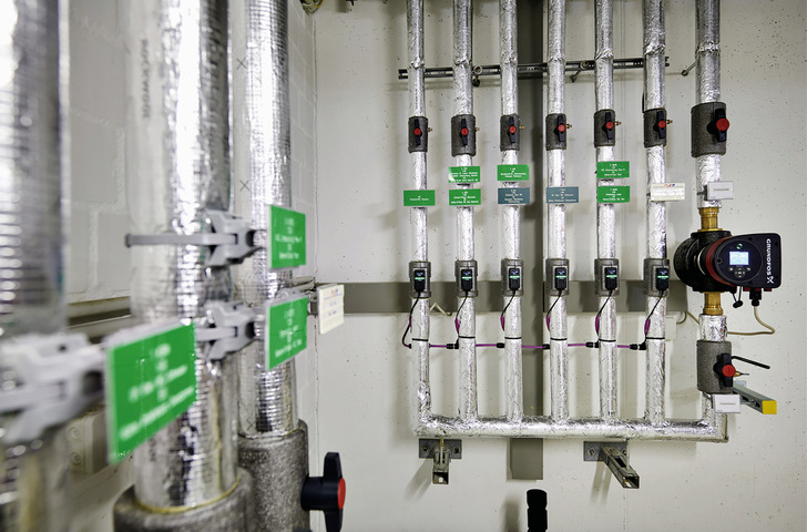 Mit elektronisch gesteuerten Zirkulationsregulierventilen können Bestandsanlagen selbst dann abgeglichen werden, wenn es keine ­Unterlagen über das nachgelagerte Rohrleitungsnetz gibt. Hier ­wurde lediglich ein Sammler neu aufgebaut und dem bestehenden Trinkwassernetz nachgeschaltet.