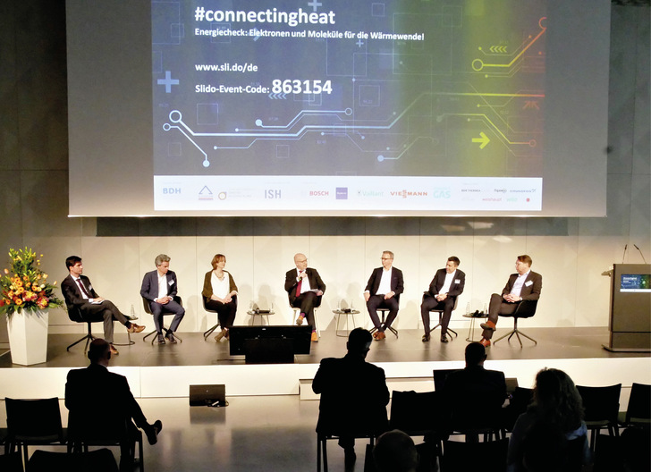 In der Podiumsdiskussion mit Politikern, Energieversorgern und Verbänden stand der Modernisierungsbedarf im Wärmemarkt im Fokus, denn der Gebäudebestand ist nur zu 13 % auf ­einem modernen energetischen Stand.