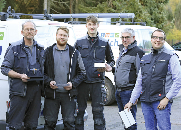 Per App digital mobil unterwegs (von links): die Kundendienstmonteure Oliver Blome und Christopher Hagen, Elektro-Auszubildender Niklas 
Lehmann, Geschäftsführer Thomas Kolmhuber und IT-Verantwortlicher/Projektleiter Digitalisierung Lukas Heintze.