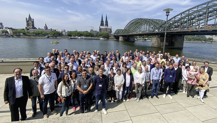 Jahrestagung der b&h-Kooperation in Köln: Nach zwei Jahren Pandemie konnten die Partnerbetriebe endlich wieder zur Präsenz zurückkehren und sich in der Gemeinschaft auf künftige Herausforderungen einstimmen. - © Bild: SBZ / Dietrich
