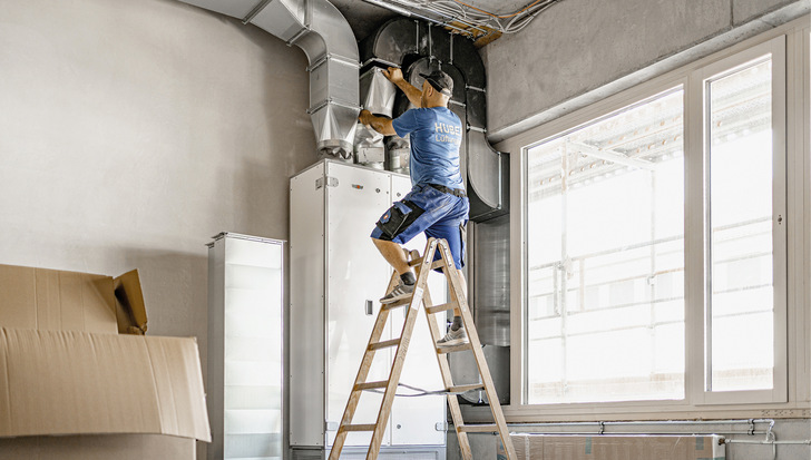 Bild 1: Die nachhaltigste Methode, Klassenräume ausreichend zu ­lüften, sind Lüftungsanlagen mit reinem ­Außenluftbetrieb und Wärmerückgewinnung. Für die schnelle und ­kostengünstige Nachrüstung steht eine große Auswahl an Geräten zur Verfügung.