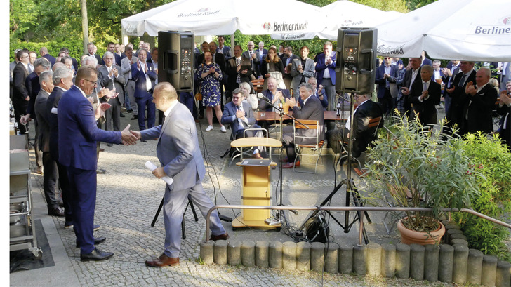 Händedruck zwischen Präsidenten: Michael Hilpert (links) bedankte sich bei Hans Peter Wollseifer (Präsident des Zentralverbands des Deutschen Handwerks) für sein Grußwort beim ZVSHK-Frühlingsempfang im Berliner Zoologischen Garten.