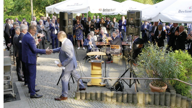 Händedruck zwischen Präsidenten: Michael Hilpert (links) bedankte sich bei Hans Peter Wollseifer (Präsident des Zentralverbands des Deutschen Handwerks) für sein Grußwort beim ZVSHK-Frühlingsempfang im Berliner Zoologischen Garten. - © Bild: SBZ / Dietrich
