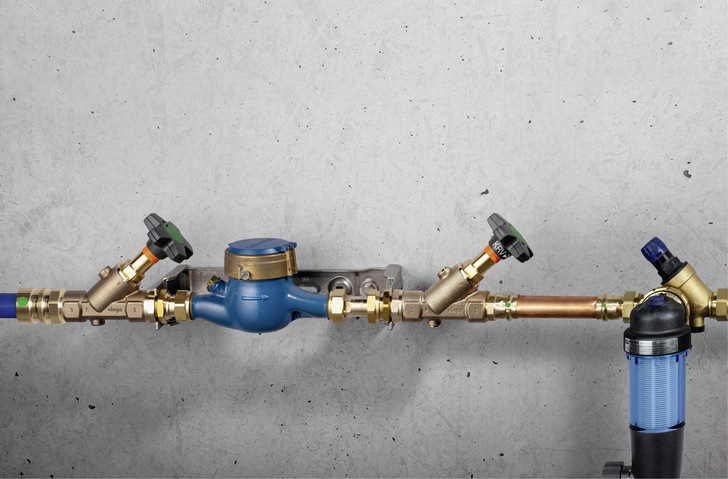 Bis zum Wassermengenzähler sichert der Versorger die Trinkwassergüte, im Anschluss ist für deren Erhalt der Betreiber verantwortlich. Das beinhaltet auch die regelmäßige Wartung der Filtereinheiten.